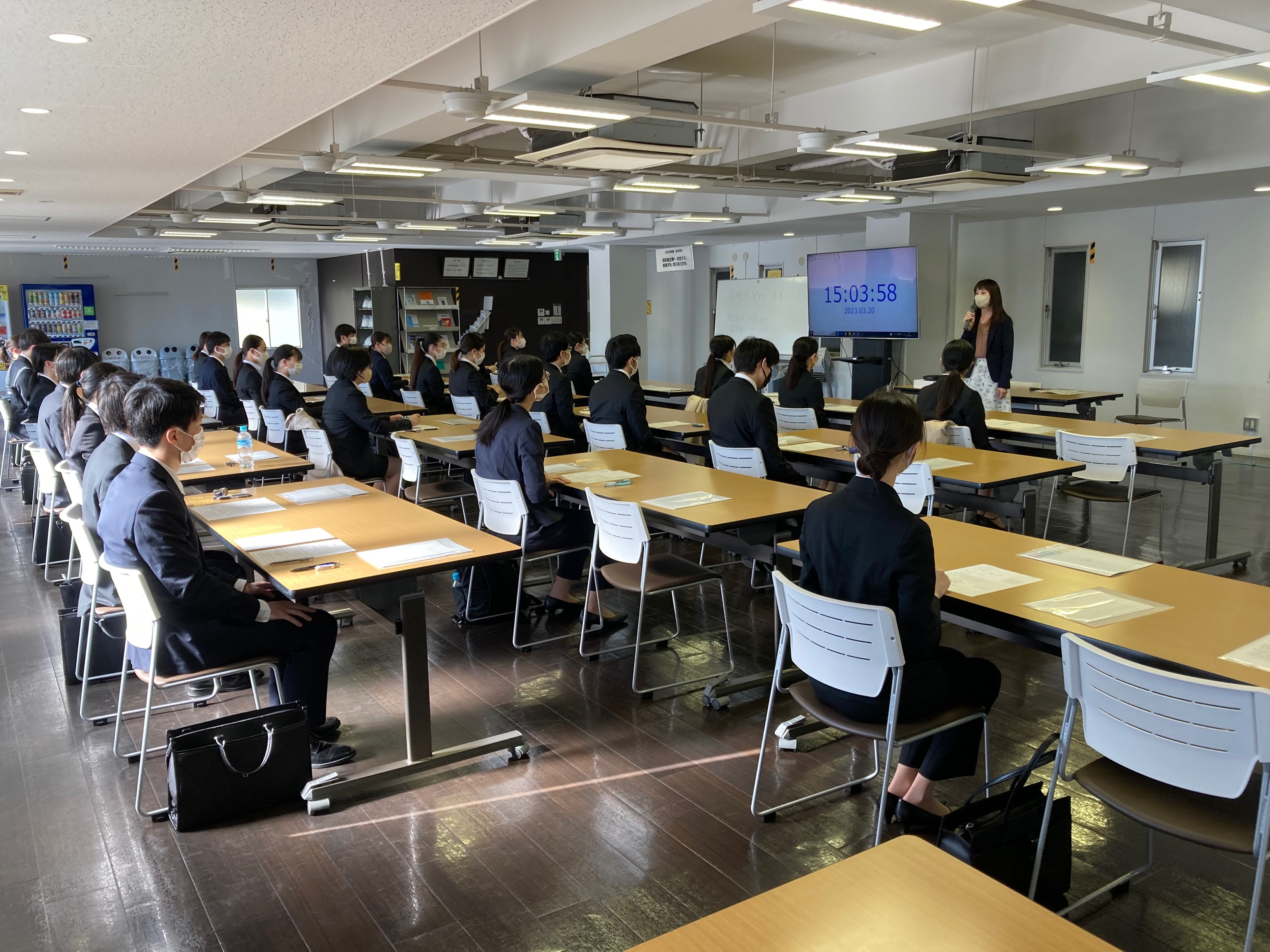 先日行った筆記テストの様子です